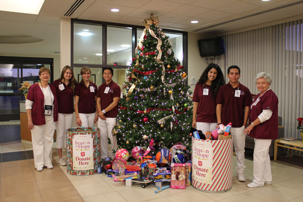 Twin-Cities-Student-Volunteers-Donate-to-Season-of-Hope-2013