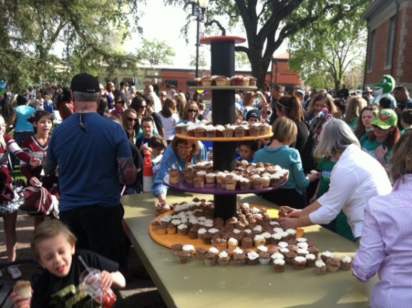 Crowds of Paso Roblans enjoy cupcakes served at the 125th Anniversary celebration.