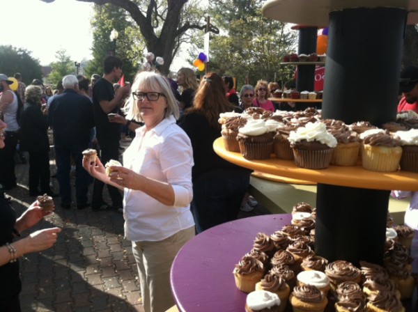 1,000 cupcakes were provided by the Paso Robles Culinary Academy. 
