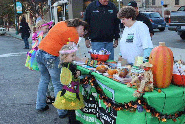 Atascadero nonprofits give out candy on Entrada Avenue on Halloween. Photo by Heather Young