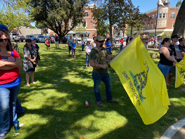 Dont-tread-on-me-flag-at-Paso-Robles-Covid-rally