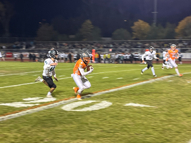 Greyhound makes a catch for 40-yard touchdown.