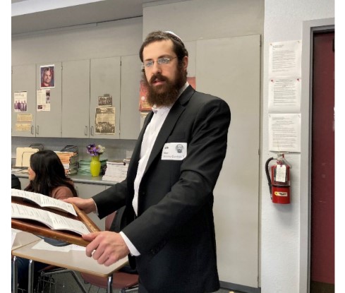 Local rabbi visits high school students 